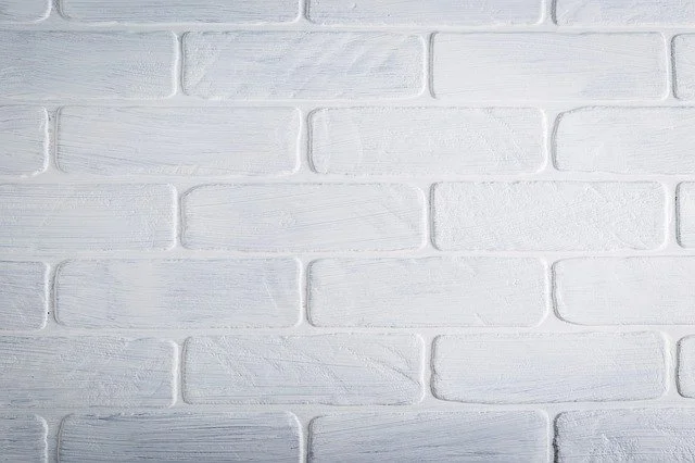 biała pomalowana płytka cegły