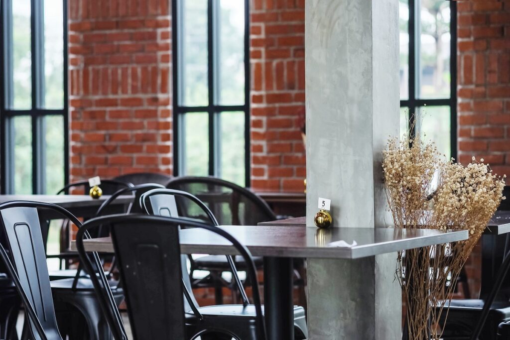 Cegła i beton w przestrzeni komercyjnej – jak zaprojektować restaurację lub kawiarnię w stylu industrialnym?